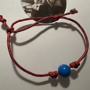 Karkötő kék gyönggyel, Ékszer, Karkötő, Gyöngyös karkötő, Csomózás, MESKA