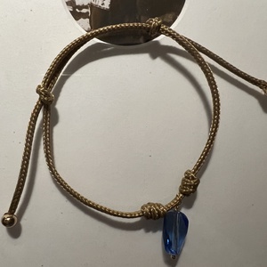 Karkötő kék üveggyönggyel, Ékszer, Karkötő, Gyöngyös karkötő, Csomózás, MESKA