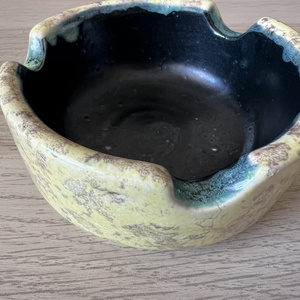 Mázas, kerámia hamutartó, Otthon & Életmód, Dekoráció, Asztal és polc dekoráció, Hamutál, öngyújtó, pipa, , Nagyon szép állapotú, mazas hamutarto.

4 cm magas, atmérô:9,5 cm .
Személyesen Budapesten az alább..., MESKA