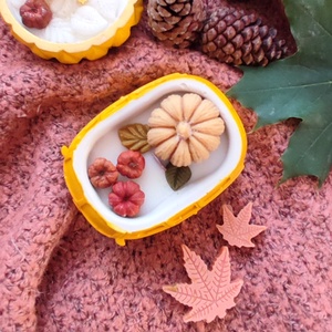 Vidám, őszi szójagyertya, sütőtök díszítéssel - otthon & életmód - gyertya, illat, aroma - gyertya - Meska.hu