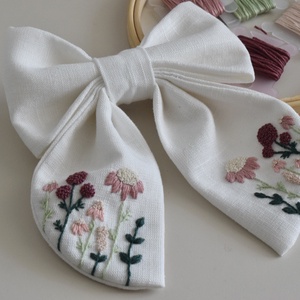 Kézzel hímzett lenvászon masni és hajcsat szett - ruha & divat - babaruha & gyerekruha - babafotózási ruha és kellék - Meska.hu