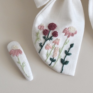 Kézzel hímzett lenvászon masni és hajcsat szett - ruha & divat - babaruha & gyerekruha - babafotózási ruha és kellék - Meska.hu