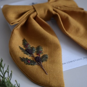 Kézzel hímzett karácsonyi masni lenvászonból - karácsony - karácsonyi ruházat - karácsonyi ruha kiegészítők - Meska.hu