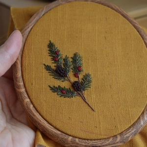 Kézzel hímzett karácsonyi masni lenvászonból - karácsony - karácsonyi ruházat - karácsonyi ruha kiegészítők - Meska.hu