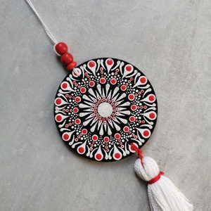 Fa korongra festett talizmán bojttal - Piros-fehér - otthon & életmód - dekoráció - spiritualitás - mandala - Meska.hu