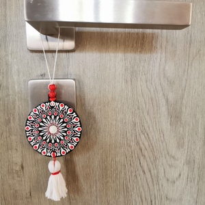 Fa korongra festett talizmán bojttal - Piros-fehér - otthon & életmód - dekoráció - spiritualitás - mandala - Meska.hu