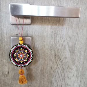 Fa korongra festett talizmán bojttal - Mályvarózsaszín-sárga - otthon & életmód - dekoráció - spiritualitás - mandala - Meska.hu