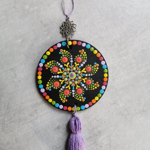 Fa korongra festett talizmán bojttal - Szivárvány - otthon & életmód - dekoráció - spiritualitás - mandala - Meska.hu
