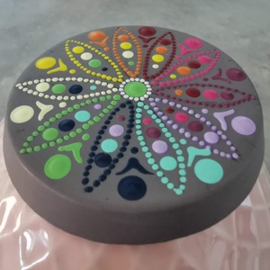 Gipszre festett mandala kő - Szivárvány-virág - otthon & életmód - dekoráció - spiritualitás - mandala - Meska.hu