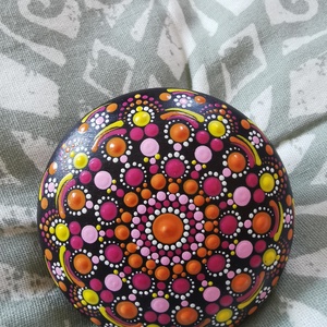 Gipszre festett nagy mandala kő - Rózsaszín-narancssárga-sárga - otthon & életmód - dekoráció - spiritualitás - mandala - Meska.hu