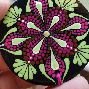 Fa korongra festett talizmán bojttal - Zöld-magenta - otthon & életmód - dekoráció - spiritualitás - mandala - Meska.hu