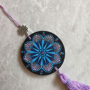 Fa korongra festett talizmán bojttal - Kék-lila - otthon & életmód - dekoráció - spiritualitás - mandala - Meska.hu