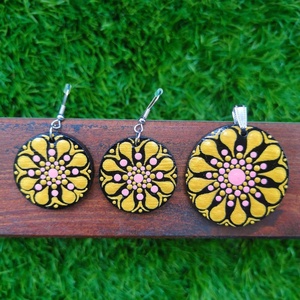 Többféle fa medál + fülbevaló szett - Narancssárga/ Arany/ Rózsaszín választható variációkban - ékszer - ékszerszett - Meska.hu