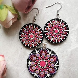 Többféle fa medál + fülbevaló szett - Lila/ Rózsaszín / Sárga választható variációkban - ékszer - ékszerszett - Meska.hu