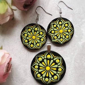 Többféle fa medál + fülbevaló szett - Lila/ Rózsaszín / Sárga választható variációkban - ékszer - ékszerszett - Meska.hu