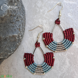 Többféle mikromakramé fülbevaló - Türkiz/Bordó/Kékes-Bordó ívelt választható variációkban - ékszer - fülbevaló - lógó fülbevaló - Meska.hu