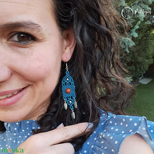 Többféle mikromakramé fülbevaló toll dísszel - Kék / Rózsaszín választható variációkban - ékszer - fülbevaló - lógó fülbevaló - Meska.hu