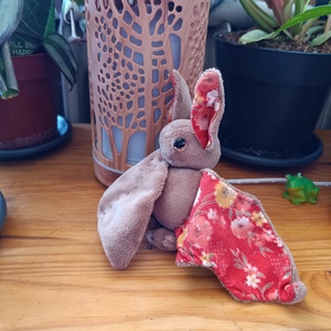 Apró plüss denevér barna, piros mintás szárnnyal - játék & sport - plüssállat & játékfigura - más figura - Meska.hu