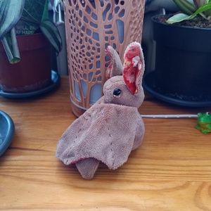 Apró plüss denevér barna, piros mintás szárnnyal - játék & sport - plüssállat & játékfigura - más figura - Meska.hu