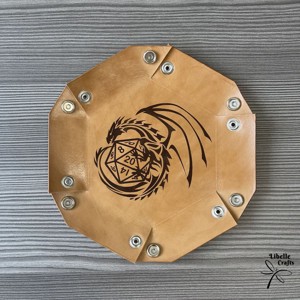 Kocka köré font sárkány motívumos kockadobó tálca - játék & sport - táblajáték és kártyajáték - társasjátékok - dobókocka - Meska.hu