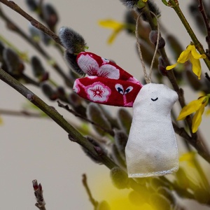 piros virágos fülű nyuszi, Otthon & Életmód, Dekoráció, Fali és függő dekoráció, Függődísz, Varrás, MESKA