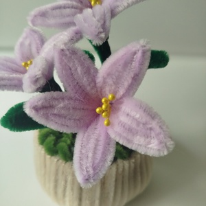 Kézzel készült lila liliom kaspó � örök virág, kedves ajándék - otthon & életmód - virágdekoráció - virágdíszek - virágdísz kaspóban - Meska.hu