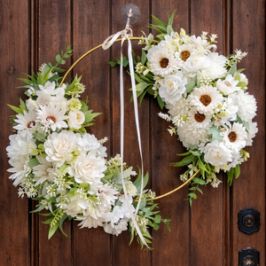 Fehér virágos arany karika kopogtató , Otthon & Életmód, Dekoráció, Ajtó- és ablak dekoráció, Ajtódísz & Kopogtató, Virágkötés, MESKA