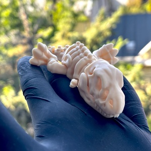 Flexi T-Rex dinoszaurusz figura - Mozgatható gerincű 3D nyomtatott T-Rex csontváz, fidget játék és asztali dísz, 12 cm - otthon & életmód - dekoráció - dekoratív figurák és szobrok - Meska.hu