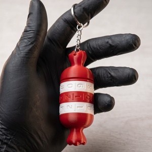 Cryptex cukorka széf kulcstartó � számkódos mini rejtekhely, saját 3 jegyű kóddal, 3D nyomtatott ajándék, 10 cm, Otthon & Életmód, Papír, írószer, Ajándékozás kellékei, Pénzátadó doboz, Újrahasznosított alapanyagból készült termékek, MESKA