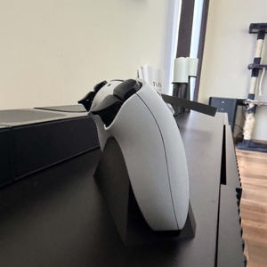 PS5 / Konzoltartó � GTA VI dizájn - otthon & életmód - dekoráció - asztal és polc dekoráció - asztaldísz - Meska.hu