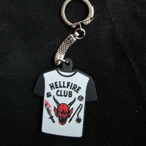 Stranger Things Hellfire-póló kulcstartó - Meska.hu