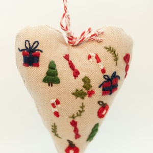 Karácsonyi hímzett dísz szív alakú / PRUCKA, Karácsony, Karácsonyi lakásdekoráció, Karácsonyfadíszek, Hímzés, Varrás, MESKA
