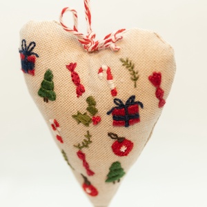 Karácsonyi hímzett dísz szív alakú / PRUCKA - karácsony - karácsonyi lakásdekoráció - karácsonyfadíszek - Meska.hu