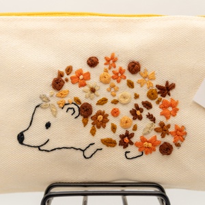 süni mintás kézzel hímzett neszeszer / PRUCKA - otthon & életmód - papír, írószer - tolltartó & ceruzatekercs - Meska.hu