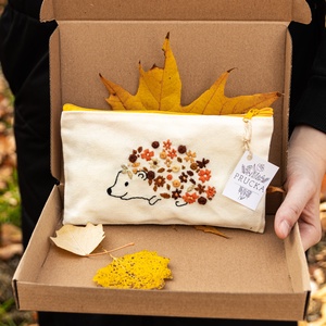 süni mintás kézzel hímzett neszeszer / PRUCKA - otthon & életmód - papír, írószer - tolltartó & ceruzatekercs - Meska.hu