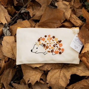 süni mintás kézzel hímzett neszeszer / PRUCKA - otthon & életmód - papír, írószer - tolltartó & ceruzatekercs - Meska.hu