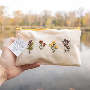 virágos mintás kézzel hímzett egyedi tolltartó/neszeszer / PRUCKA - otthon & életmód - papír, írószer - tolltartó & ceruzatekercs - Meska.hu