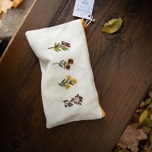 virágos mintás kézzel hímzett egyedi tolltartó/neszeszer / PRUCKA - otthon & életmód - papír, írószer - tolltartó & ceruzatekercs - Meska.hu