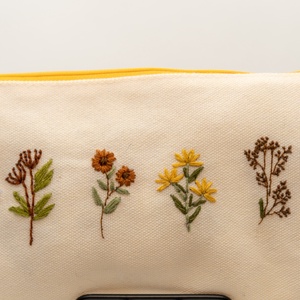 virágos mintás kézzel hímzett egyedi tolltartó/neszeszer / PRUCKA - otthon & életmód - papír, írószer - tolltartó & ceruzatekercs - Meska.hu