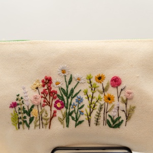 virágos mintás kézzel hímzett egyedi tolltartó/neszeszer / PRUCKA - otthon & életmód - papír, írószer - tolltartó & ceruzatekercs - Meska.hu