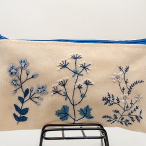 virágos mintás kézzel hímzett egyedi tolltartó/neszeszer / PRUCKA - otthon & életmód - papír, írószer - tolltartó & ceruzatekercs - Meska.hu