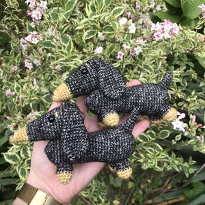 Horgolt tacskó - játék & sport - plüssállat & játékfigura - kutya - Meska.hu