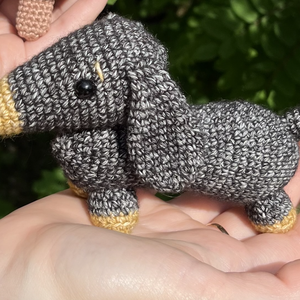 Horgolt tacskó - játék & sport - plüssállat & játékfigura - kutya - Meska.hu