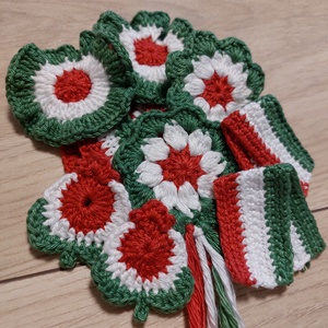 Horgolt kokárda  - ékszer - kitűző és bross - kitűző - Meska.hu