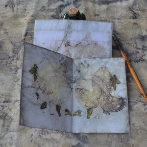 Eco print technikával készült boríték + levelezőlap  - otthon & életmód - papír, írószer - ajándékozás kellékei - képeslap, üdvözlőlap - Meska.hu