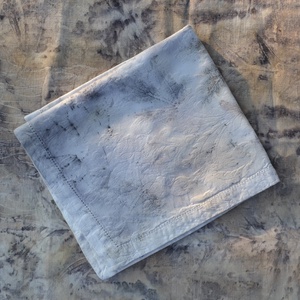 Eco print technikával készült damaszt asztalközép - otthon & életmód - konyhafelszerelés, tálalás - tálalás - terítő - Meska.hu