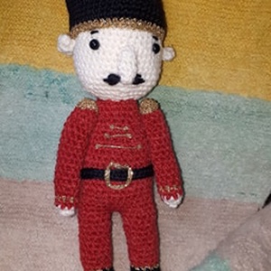 Diótörő katona amigurumi technikával - karácsony - karácsonyi lakásdekoráció - karácsonyi manók, figurák - Meska.hu