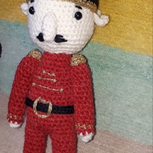 Diótörő katona amigurumi technikával - karácsony - karácsonyi lakásdekoráció - karácsonyi manók, figurák - Meska.hu