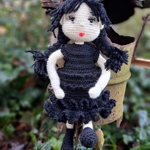 Wednesday doll báli ruhájában és Izé - amigurumi technikával - játék & sport - baba & babaház - baba - Meska.hu