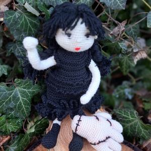 Wednesday doll báli ruhájában és Izé - amigurumi technikával - játék & sport - baba & babaház - baba - Meska.hu